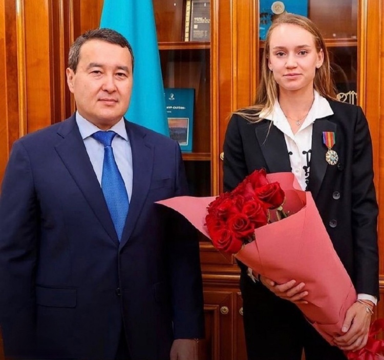 广东半场险胜浙江！徐杰萨姆纳齐爆，奎因太好用，胡明轩高开低走